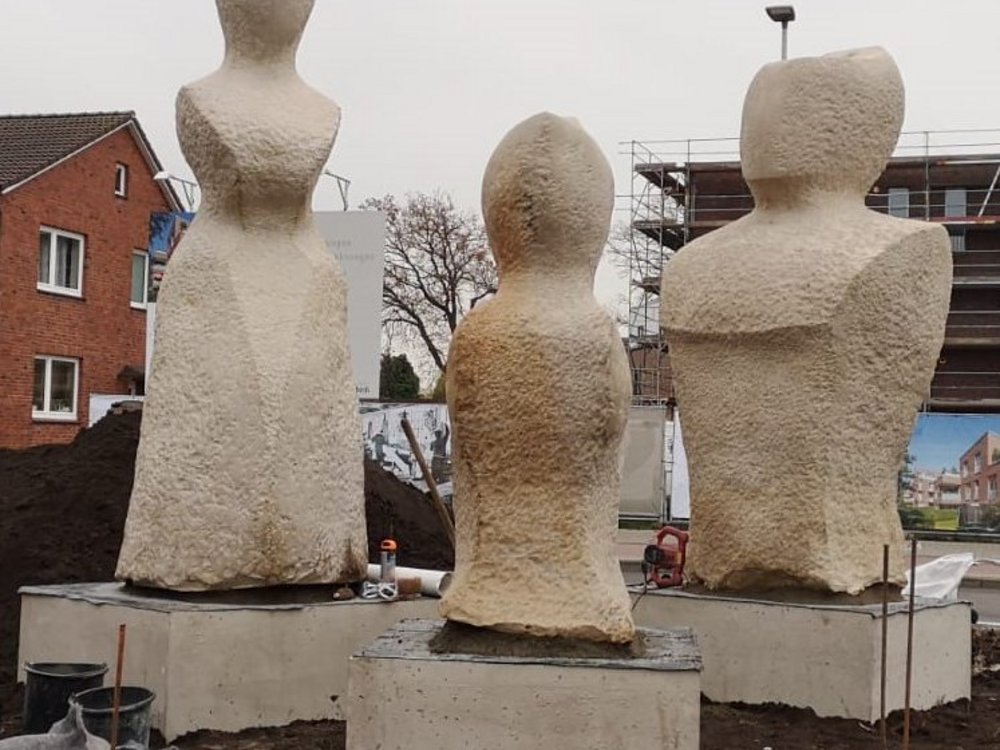 Fertigfundamente mit Figureninstallation