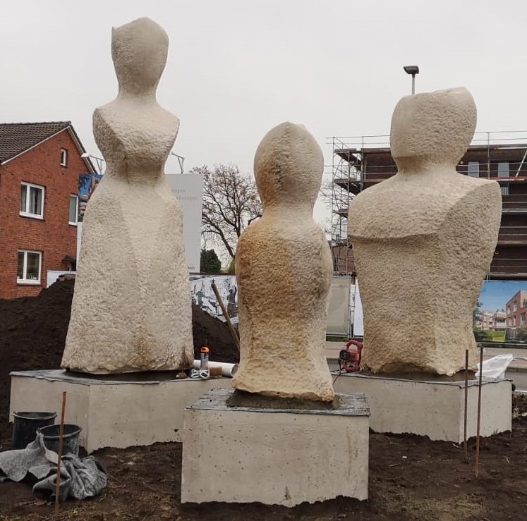 Fertigfundamente mit Figureninstallation